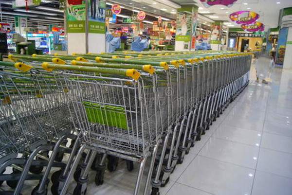 超市购物车使用货物捆绑带安全转移